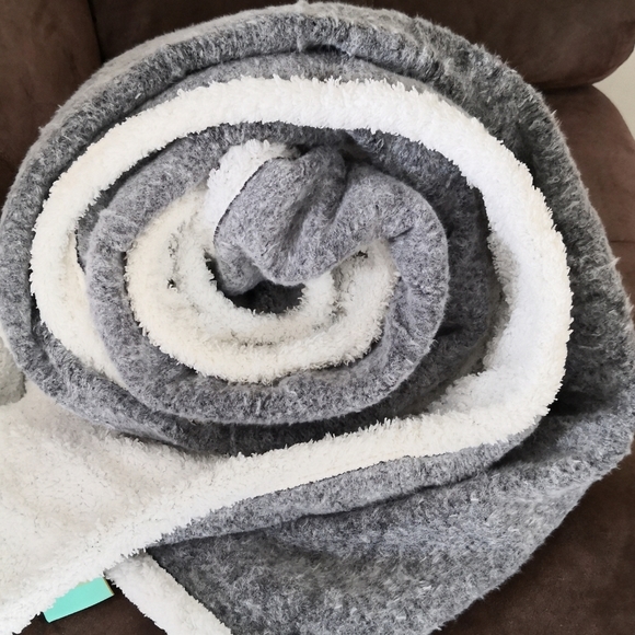 Sherpa fleece Queen size blankets / throws - Picture 4 of 5